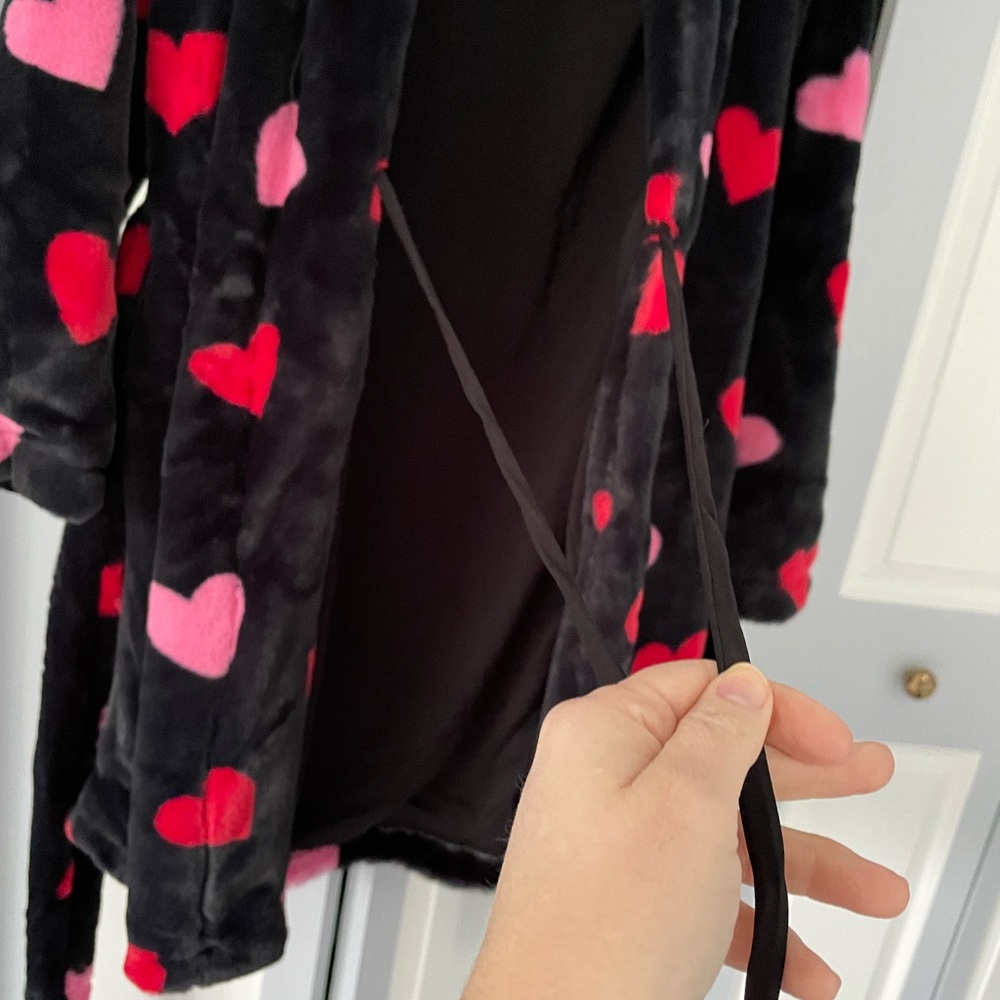 Kate Spade Medium plush robe black with red & pink hearts & pockets! Valentine’s - Picture 17 of 17